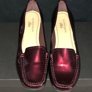 NWOT Anne Klein AK iflex loafers, shiny burgundy